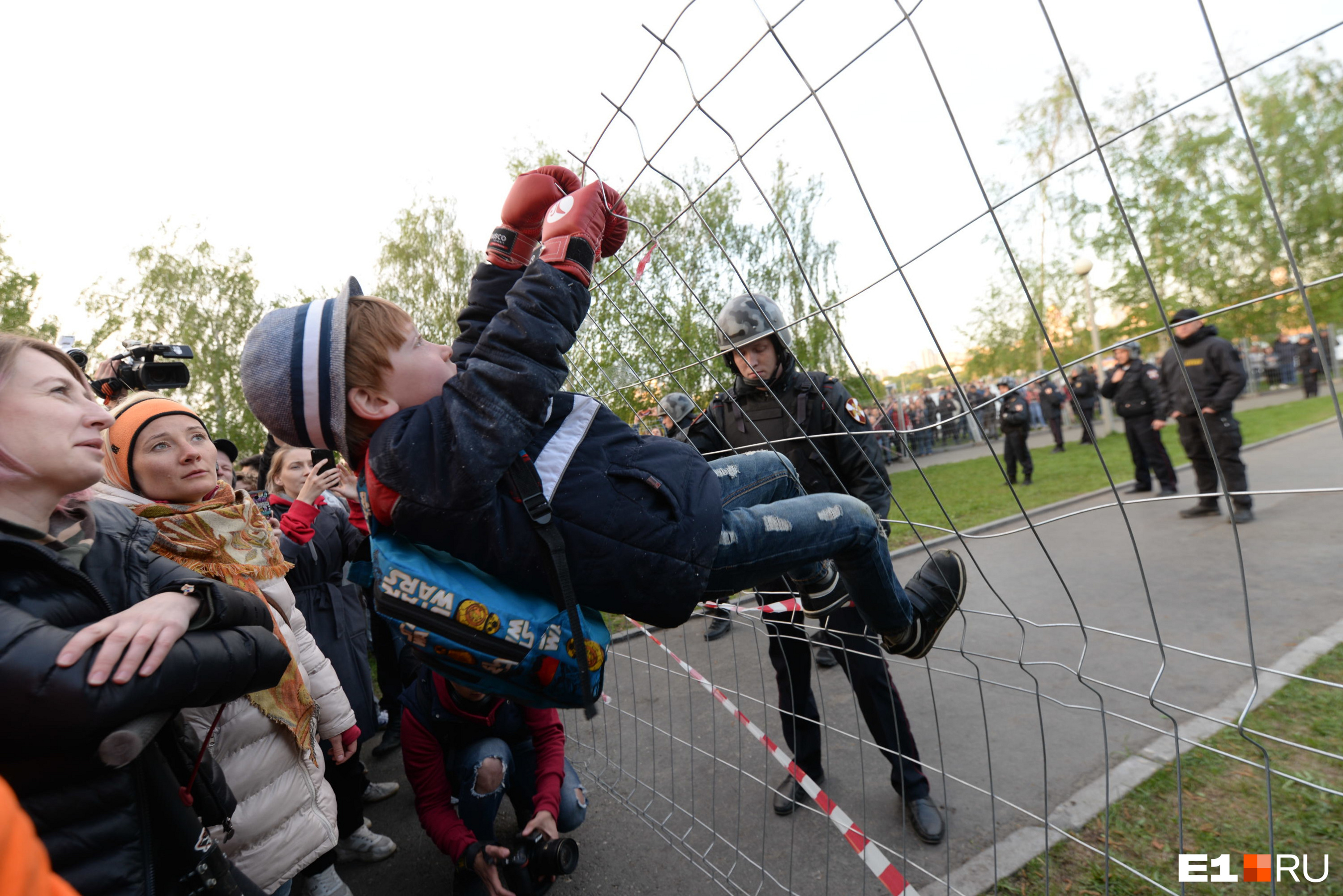 В сквер выходила <a href="https://www.e1.ru/news/spool/news_id-66091342.html" target="_blank" class="_">не только молодежь, но и родители с детьми</a>