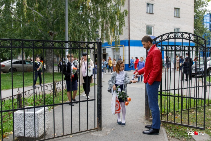 Девочка с пакетом «КБ». Что может быть лучше? Девочка с пакетом «КБ». Что может быть лучше?
