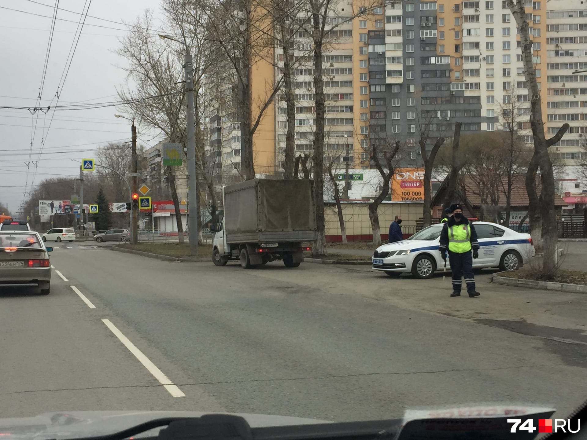 ДПС проверяет документы у автомобилистов. Тех, кто выехал из дома без уважительной причины, просят вернуться и не нарушать самоизоляцию ДПС проверяет документы у автомобилистов. Тех, кто выехал из дома без уважительной причины, просят вернуться и не нарушать самоизоляцию