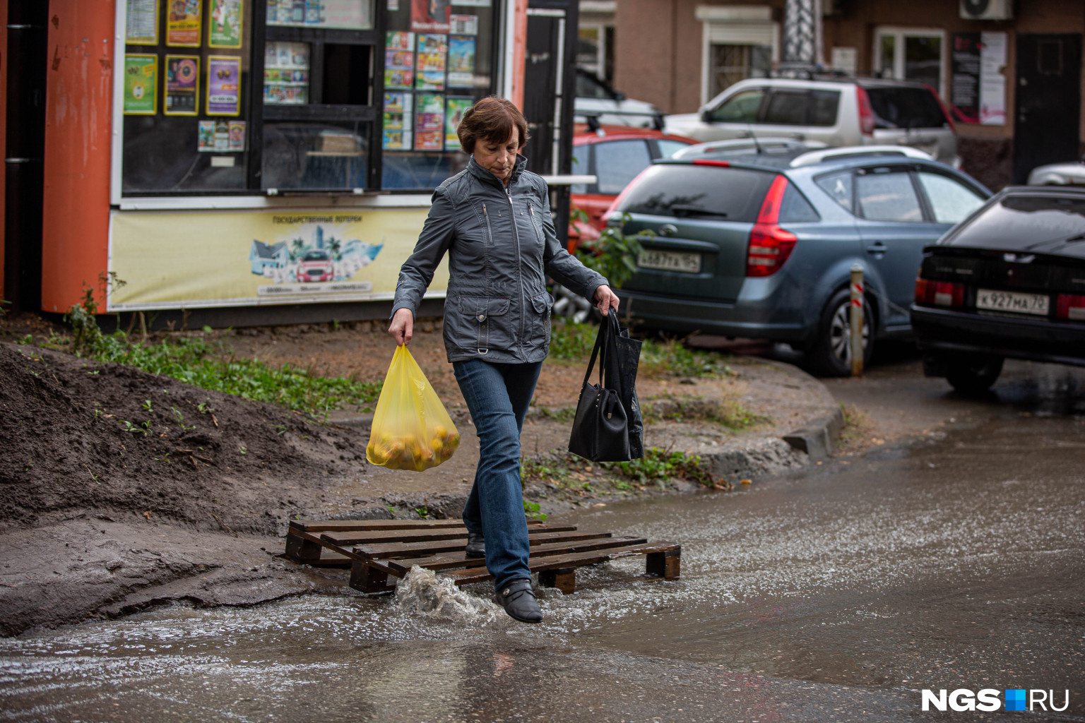 Опять новосибирск. Мужчина переносит женщину через лужу. Лето плавит город. Странные лужи после дождя Новосибирск. Можно мне это пешеходы по лужам включи пожалуйста.