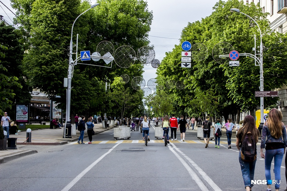 Люди гуляют по центральной улице Краснодара в выходные