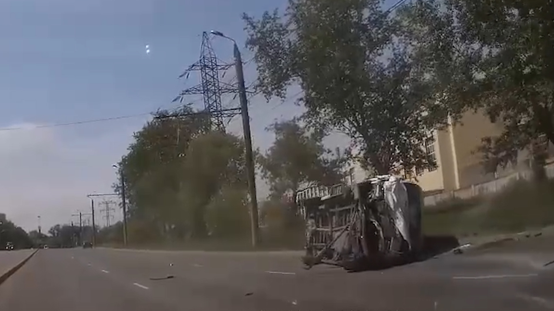 В опрокинувшемся автомобиле были водитель и пассажир В опрокинувшемся автомобиле были водитель и пассажир