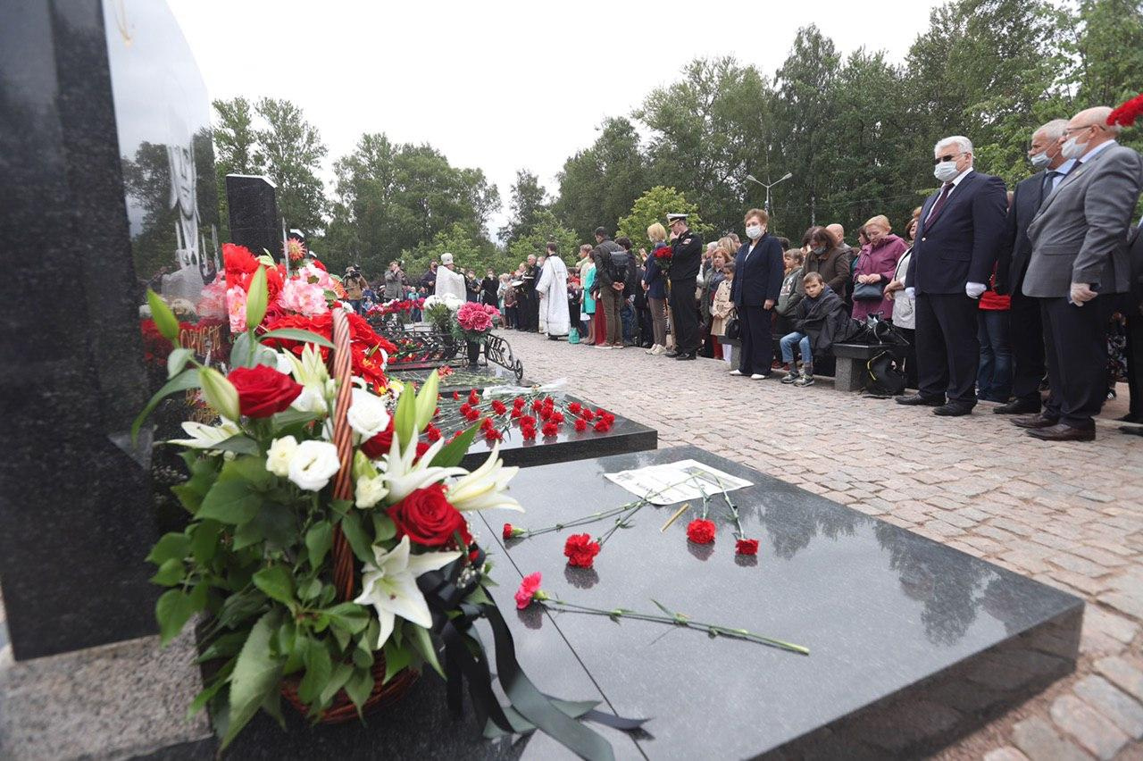 Гибель апл «курск». К-141 «курск». Сколько пострадавших в курской. Серафимовское кладбище аллея героев подводников. Апл курск экипаж 2000.