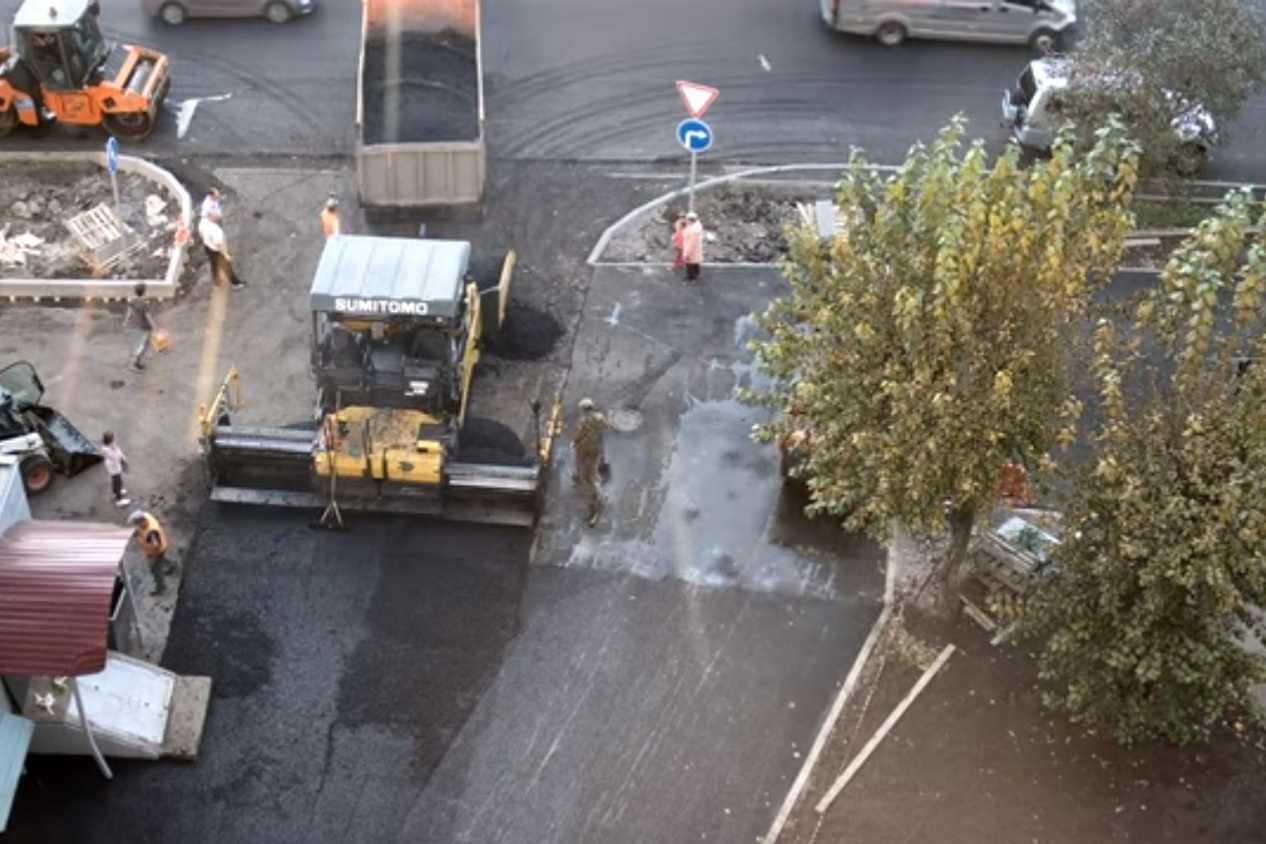 В Красноярске укладчик асфальта перенес девочку через участок, на ...
