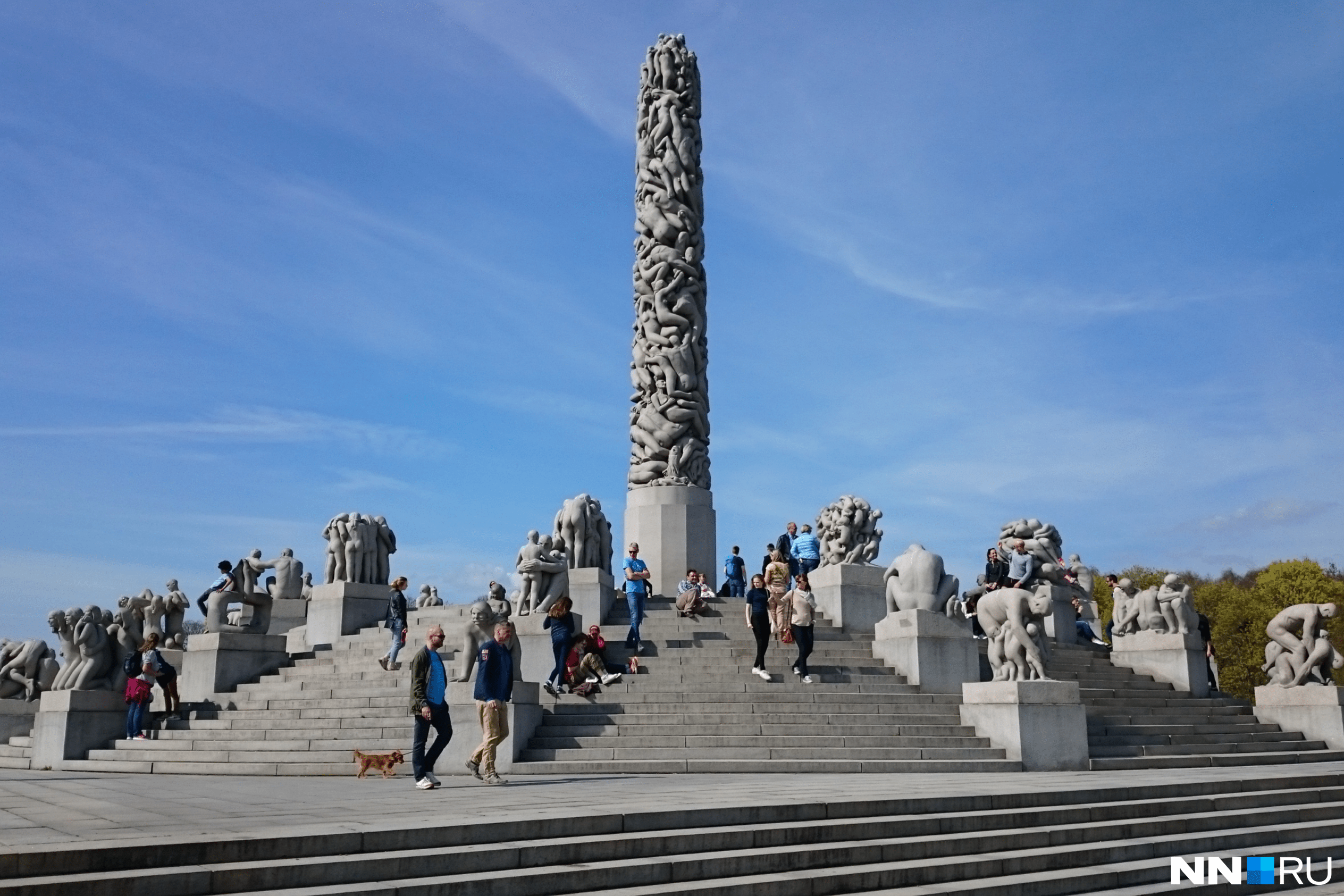 Обелиск «Монолит» состоит из 121 скульптуры
