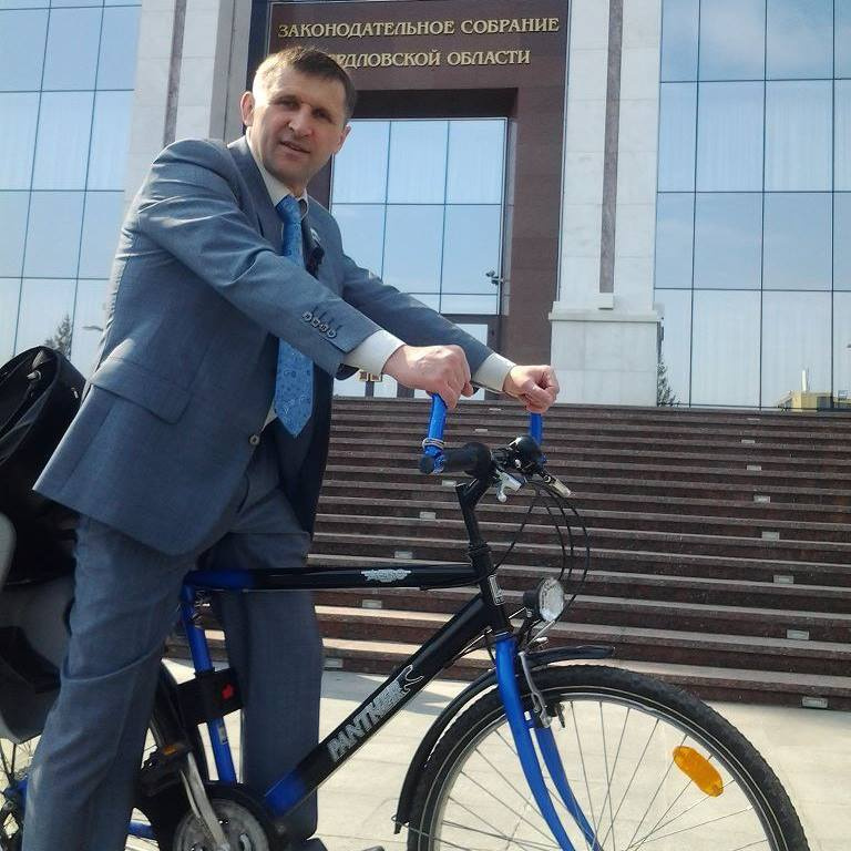 Евгений Артюх умел удивлять публику. На работу на велосипеде — это цветочки, однажды он записал рэп-альбом в поддержку ОНФ Евгений Артюх умел удивлять публику. На работу на велосипеде — это цветочки, однажды он записал рэп-альбом в поддержку ОНФ