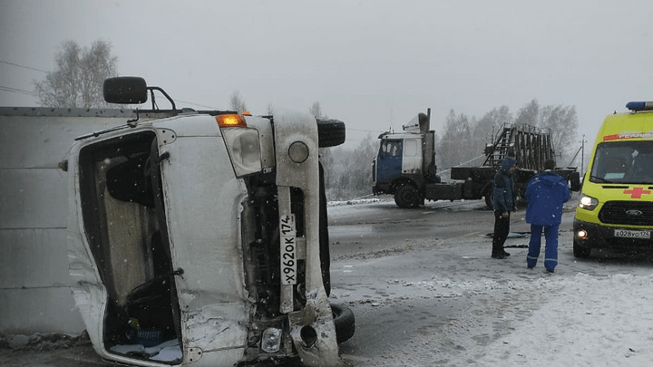 На заснеженной трассе М-5 под Челябинском после столкновения с фурой перевернулся фургон