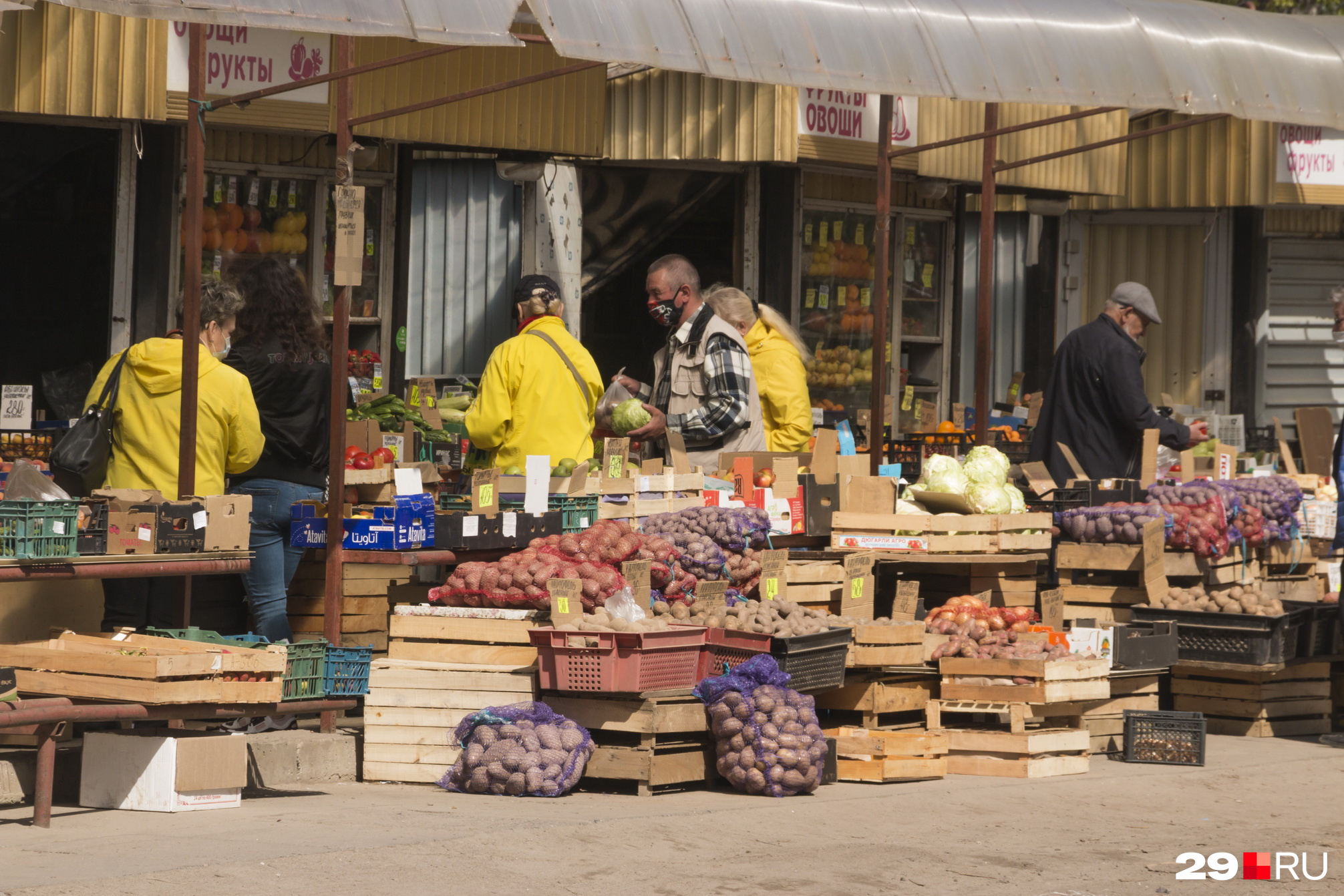 На рынке сейчас мало и продавцов, и покупателей На рынке сейчас мало и продавцов, и покупателей