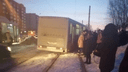 Автобус вылетел на трамвайные пути: ДТП заблокировало движение по улице Титова