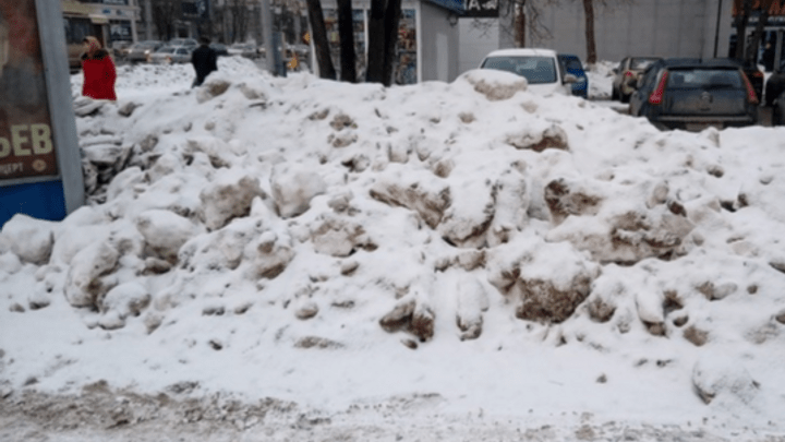 В челябинской мэрии пообещали штрафовать предпринимателей за кучи снега возле магазинов