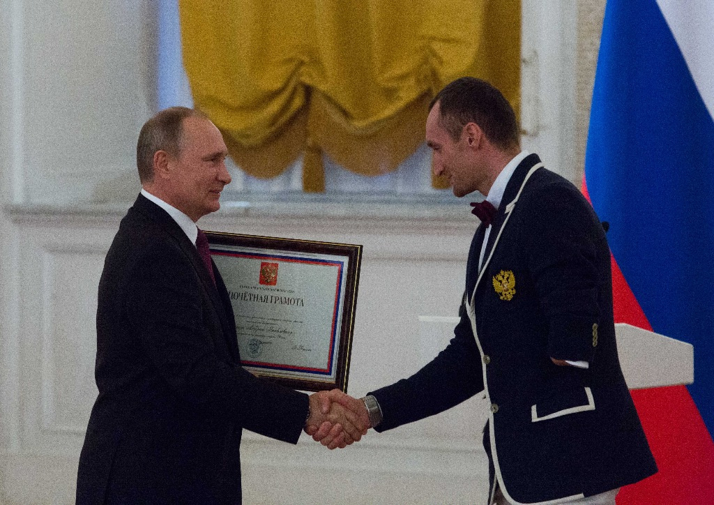 2016 год. Владимир Путин на встрече с паралимпийцами вручает Андрею Калине почетную грамоту