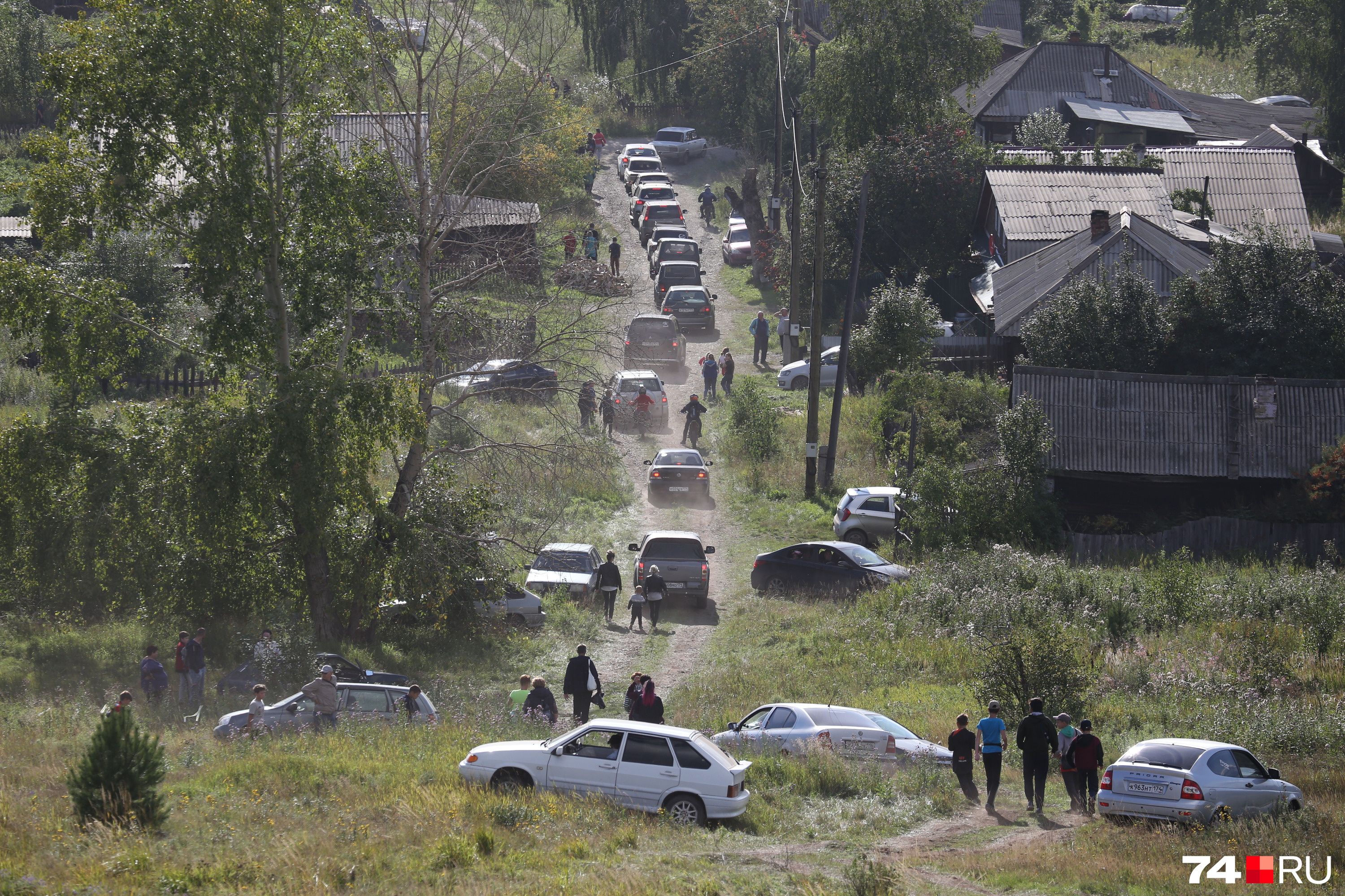 Пришедших посмотреть на взрывы оказалось так много, что на дорогах образовались пробки Пришедших посмотреть на взрывы оказалось так много, что на дорогах образовались пробки