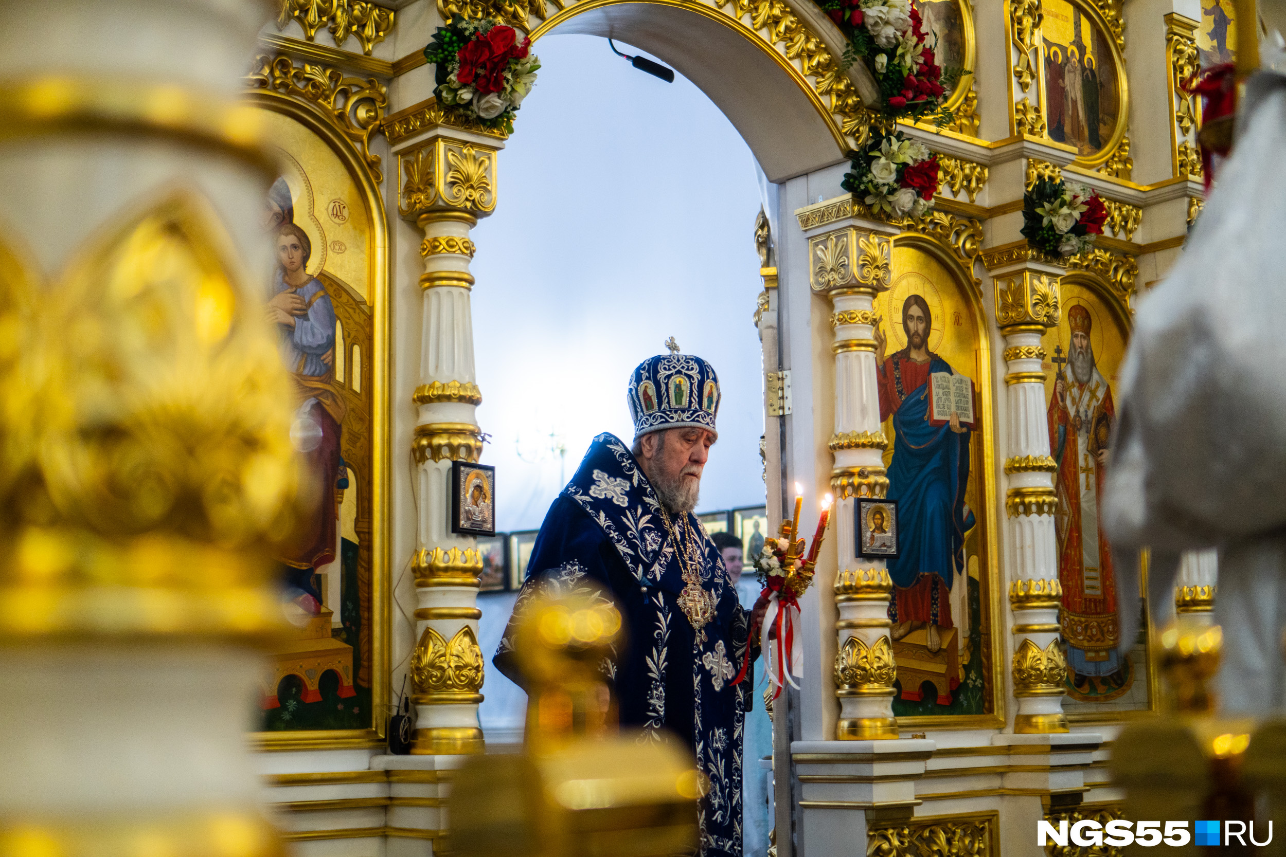 К облачению митрополита Владимира маска в этом году не добавилась
