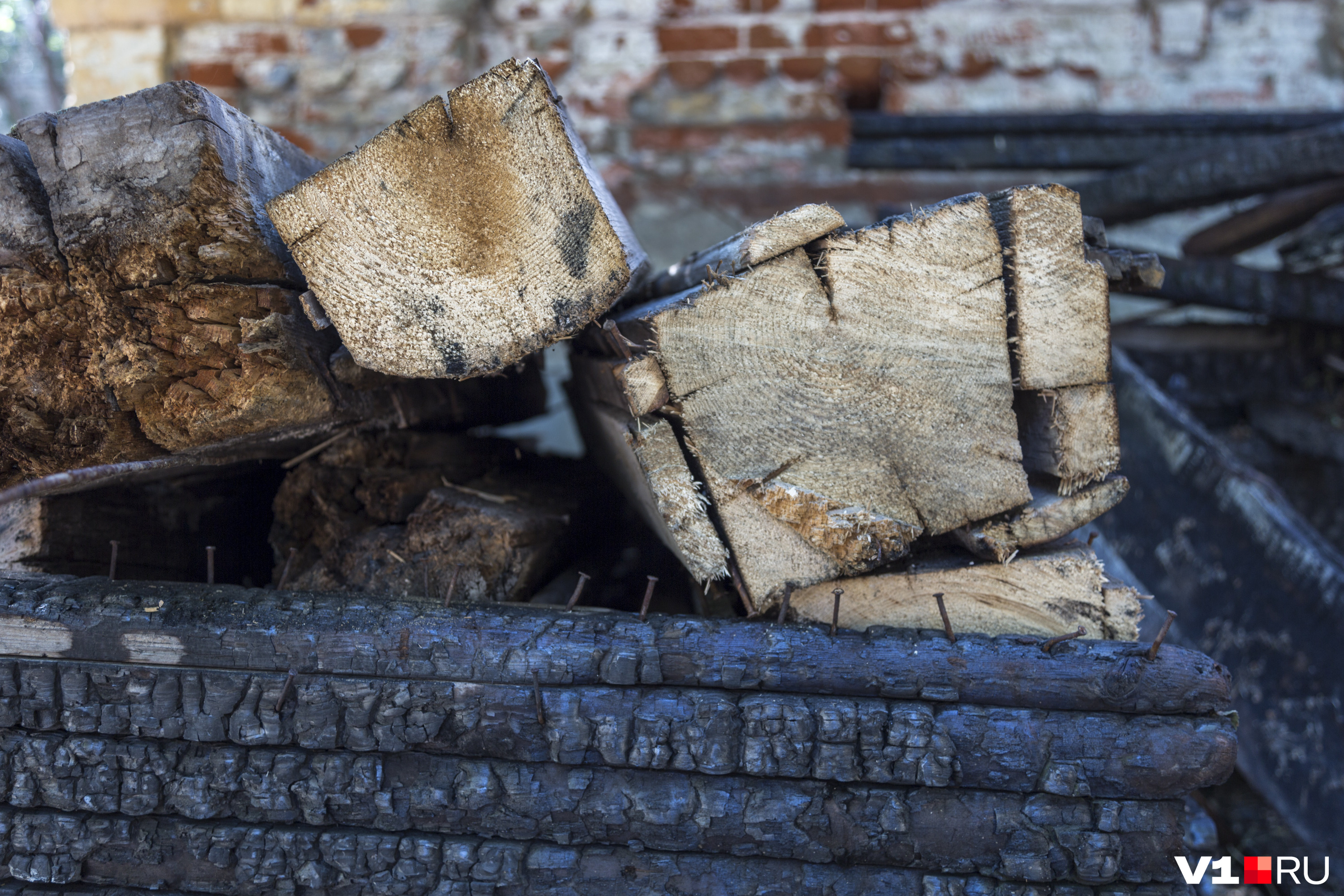 Несмотря на влияние пожара, столетнее дерево балок еще кажется вполне крепким