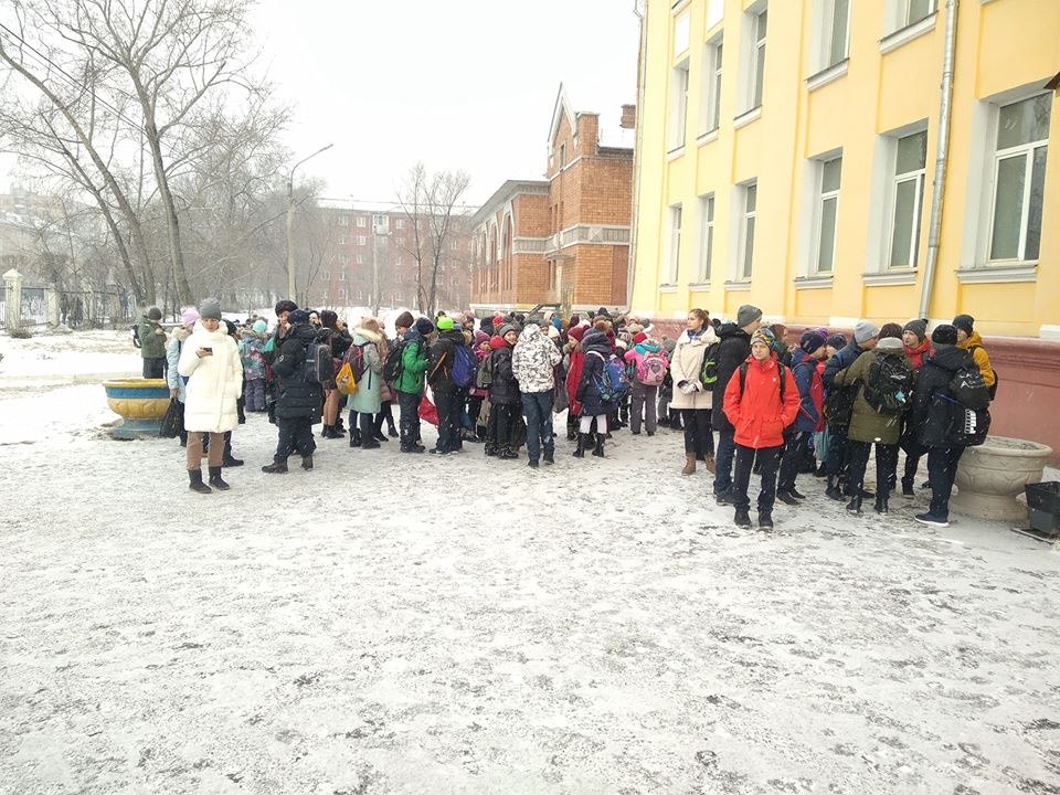 Февраль школы. Эвакуация школ в Красноярске сегодня. Эвакуация зимой в школе. В Красноярске эвакуируют школы. 8 Февраля эвакуация школ Красноярска.