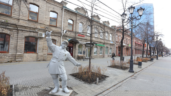 На горсад Пушкина катят бочку: с Кировки исчезнут две уличные скульптуры