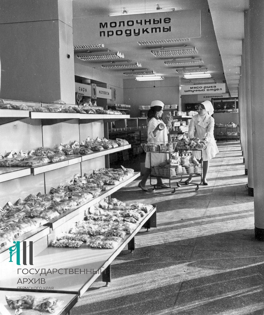 Продавцы готовятся к открытию магазина, 1983 год