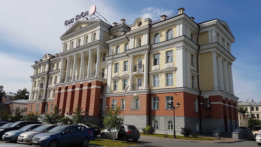 Здание стоит на исторической улице Чапаева, поэтому построено в стиле классицизма