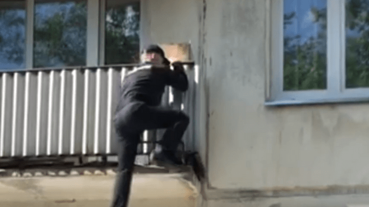 «Вот это спортсмен»: полицейский вскарабкался на балкон, чтобы запустить домой испуганную пенсионерку. Видео