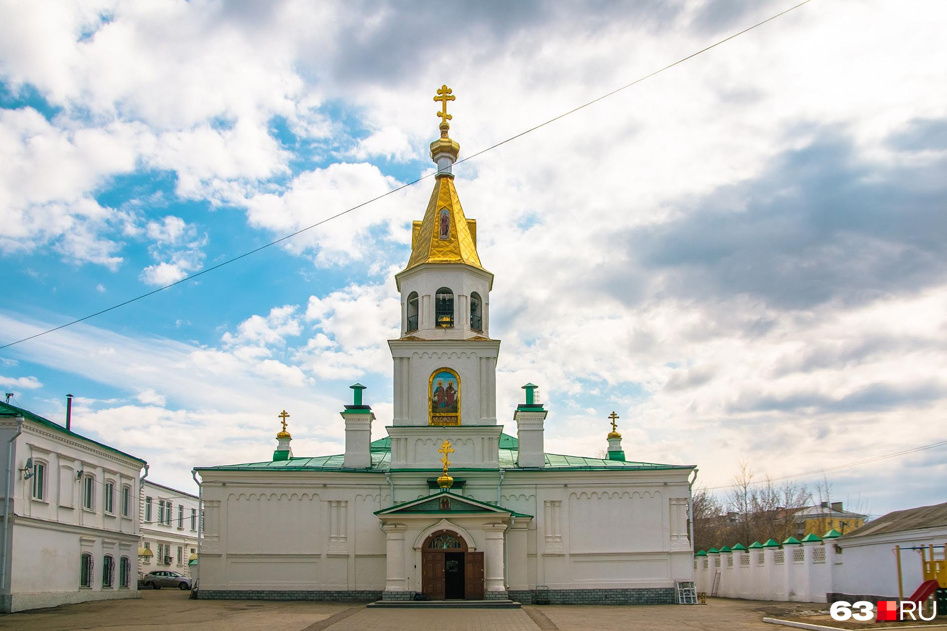 Один из двух действовавших в 50-е годы XX века соборов Самары — Петропавловский — находится в нескольких сотнях метров от дома на Чкалова