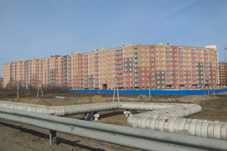 Активные работы шли только в первом доме у дороги Активные работы шли только в первом доме у дороги
