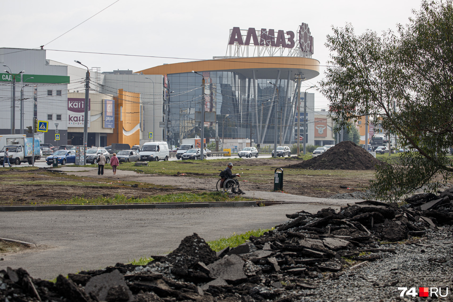 Здесь поставят лавочки и урны, а ещё высадят деревья и сделают удобный тротуар Здесь поставят лавочки и урны, а ещё высадят деревья и сделают удобный тротуар