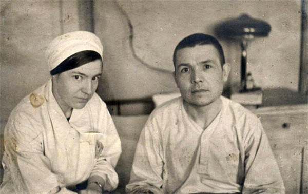 Начмед Бранчевская с раненым Погодиным
