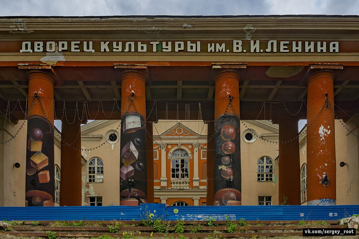 На одном снимке сошлись былое величие и нынешняя разруха На одном снимке сошлись былое величие и нынешняя разруха