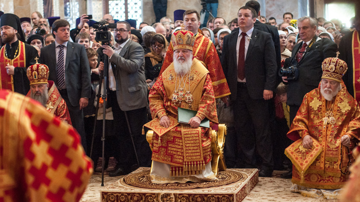 Патриарх Кирилл попросил верующих молиться дома и не ходить в церковь