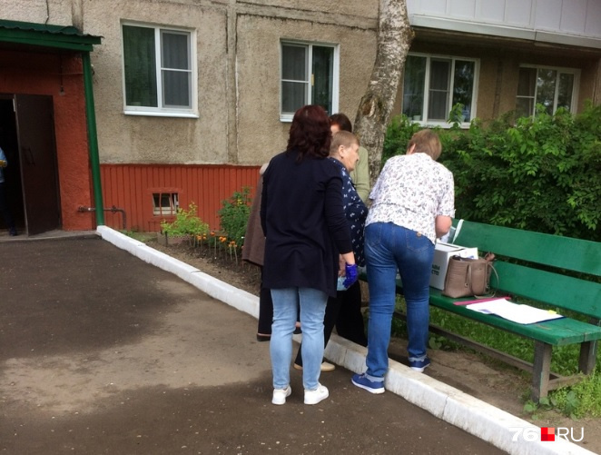 А в Переславле-Залесском можно было проголосовать прямо на лавочке у подъезда