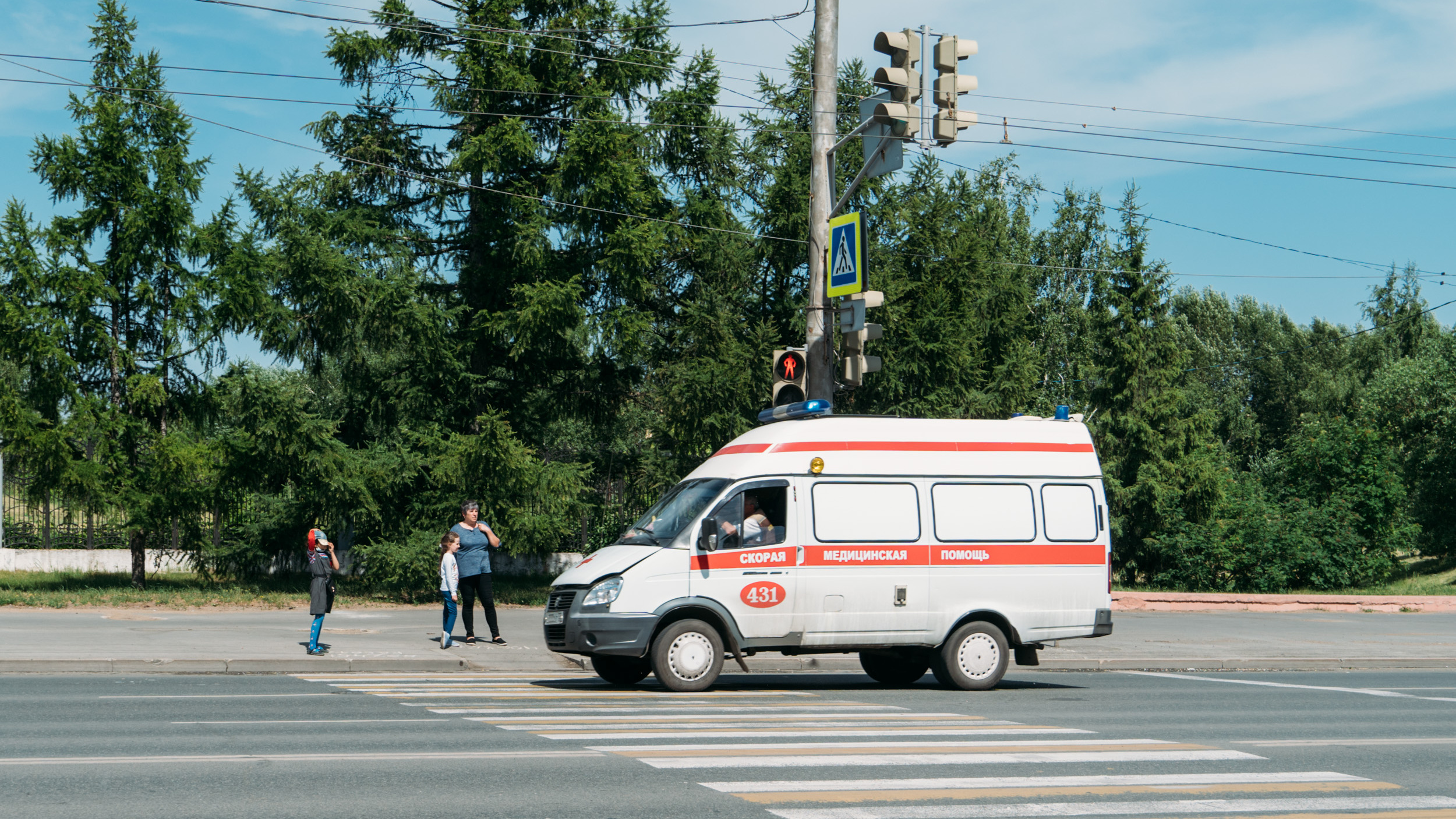 В Омске с 13-го этажа выпала 6-летняя девочка — она чудом осталась жива