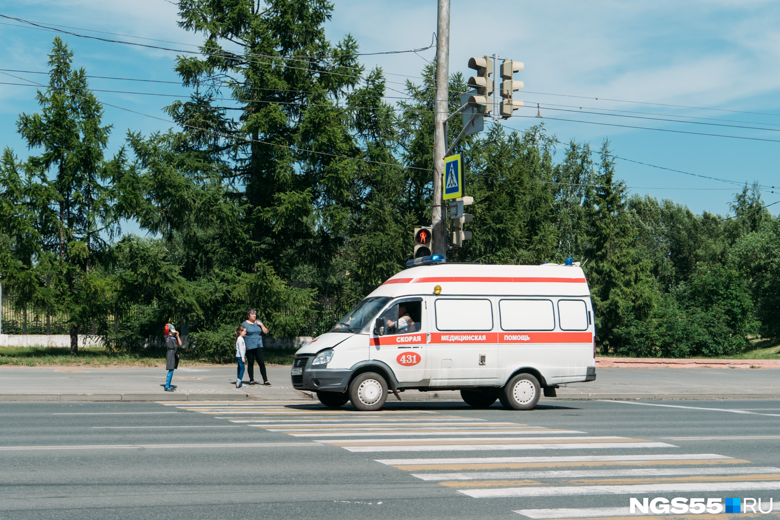 В Омске с 13-го этажа выпала 6-летняя девочка — она чудом осталась жива