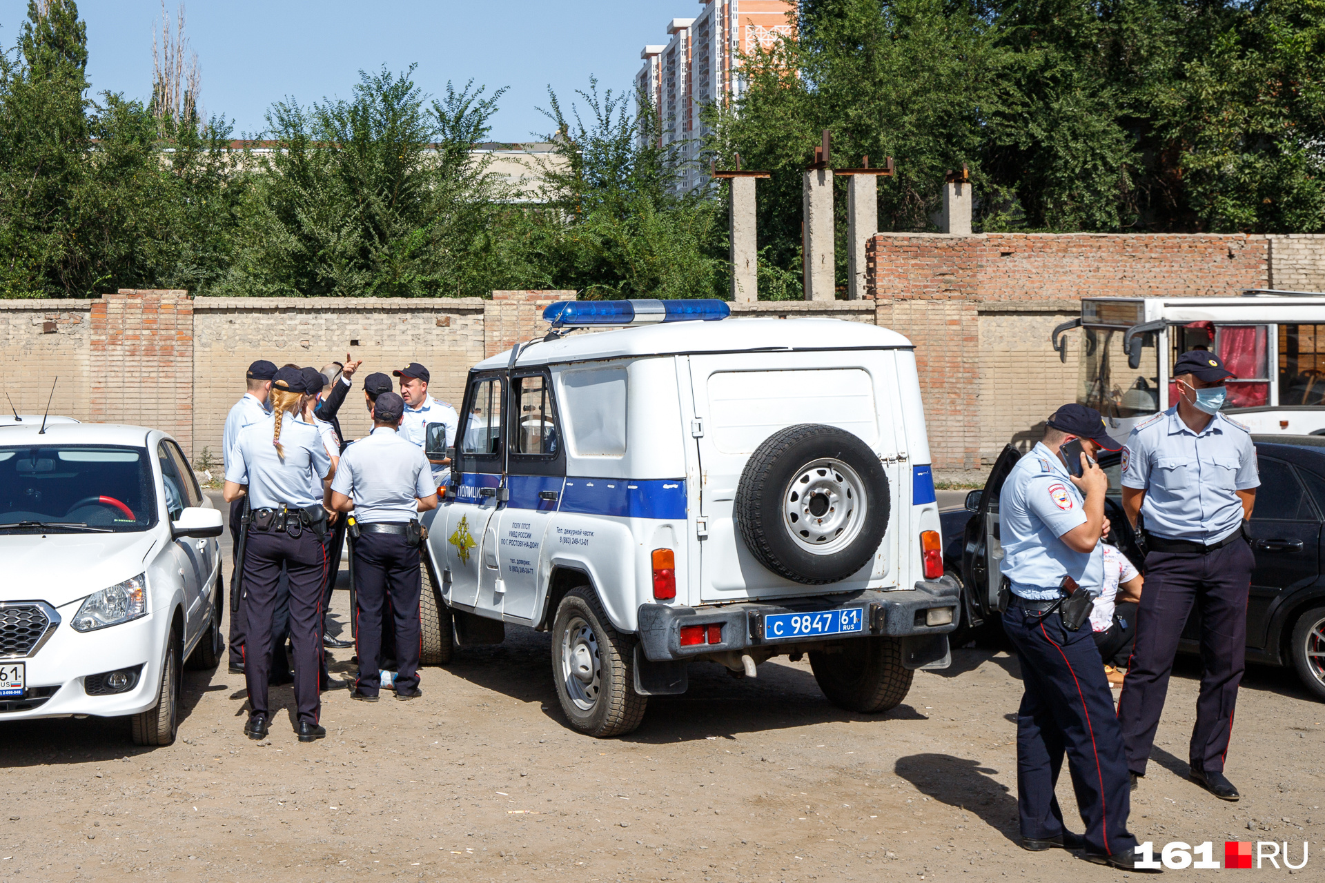 На месте за порядком следит усиленный наряд полиции На месте за порядком следит усиленный наряд полиции