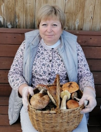 Лилия Новоселова с лукошком грибов осенью 2020 года