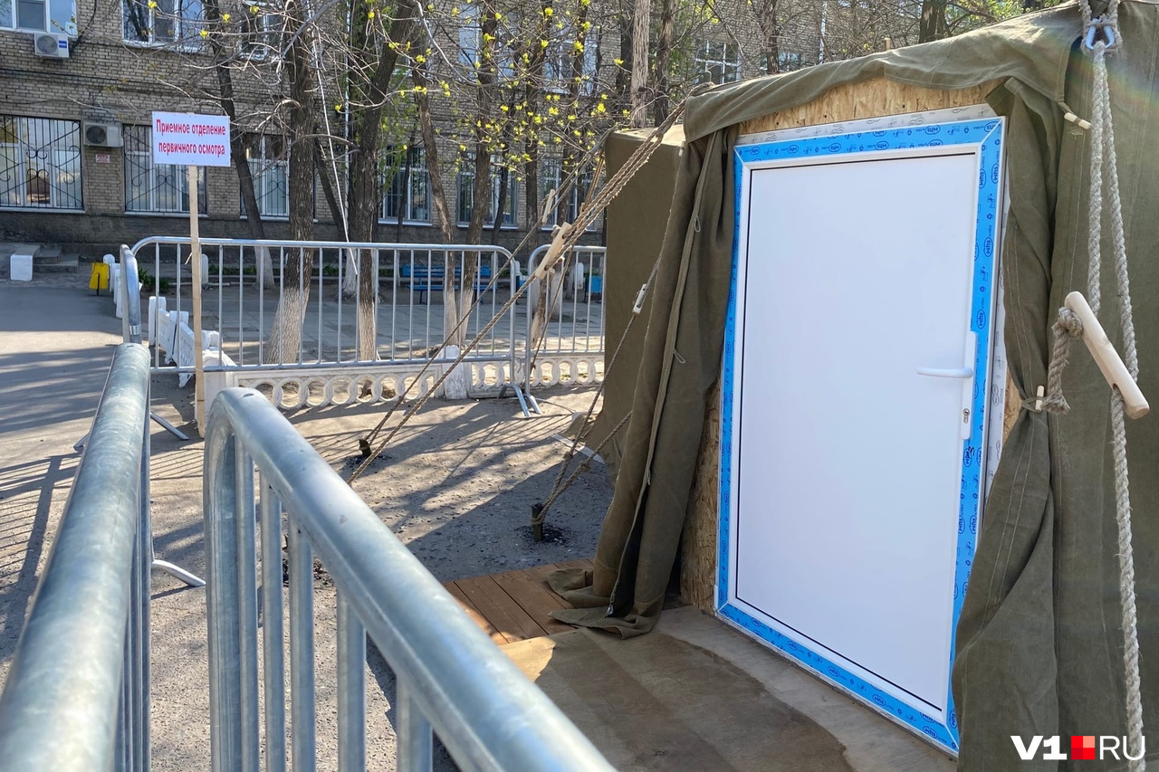 Пока у входа в больницу развернули высокотехнологичную палатку Пока у входа в больницу развернули высокотехнологичную палатку