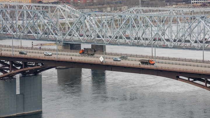 Полицейские уговорили мужчину не прыгать с Николаевского моста