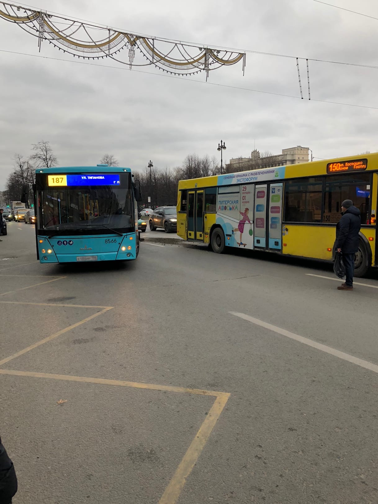 Два больших автобуса столкнулись у остановки на Московском проспекте 4  декабря 2020 г. - 4 декабря 2020 - ФОНТАНКА.ру