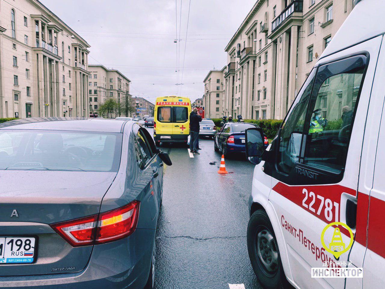 Переход Ивановской на красный прервал автомобиль. Очевидец заснял, как пешехода подбросило от удара