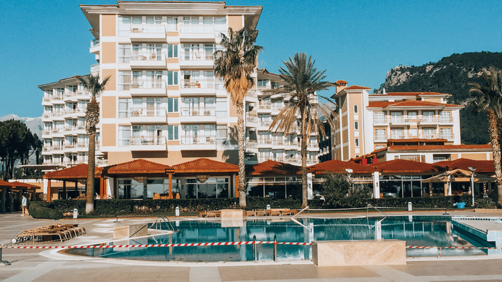 «Курорт как будто вымер»: рассказы первых путешественников, добравшихся до Турции