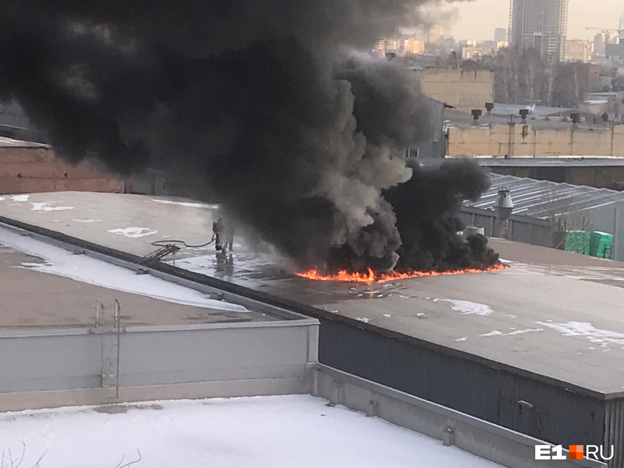 Пожар начался с крыши Пожар начался с крыши