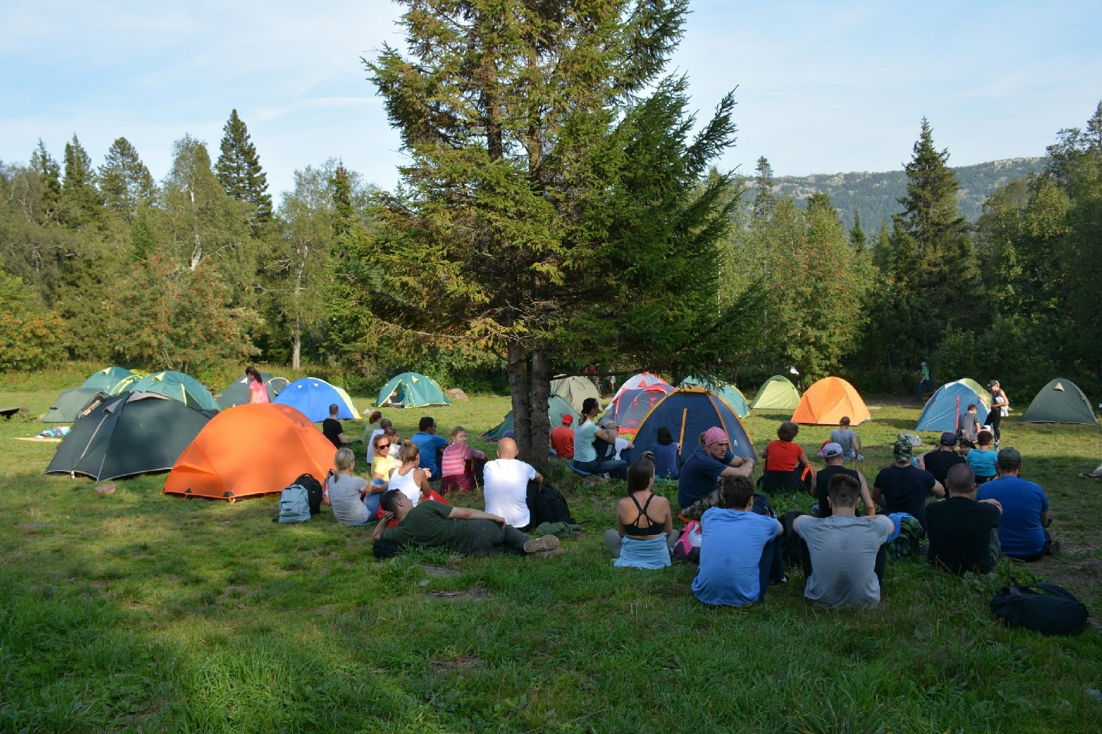 Часть палаточного лагеря на приюте Гремучий ключ