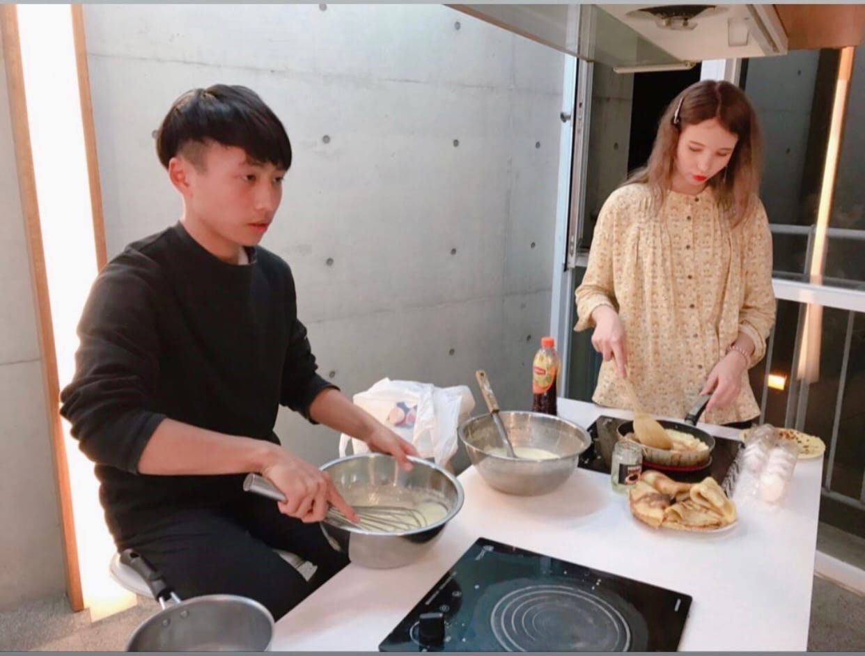 София учит одногруппника готовить русские блины