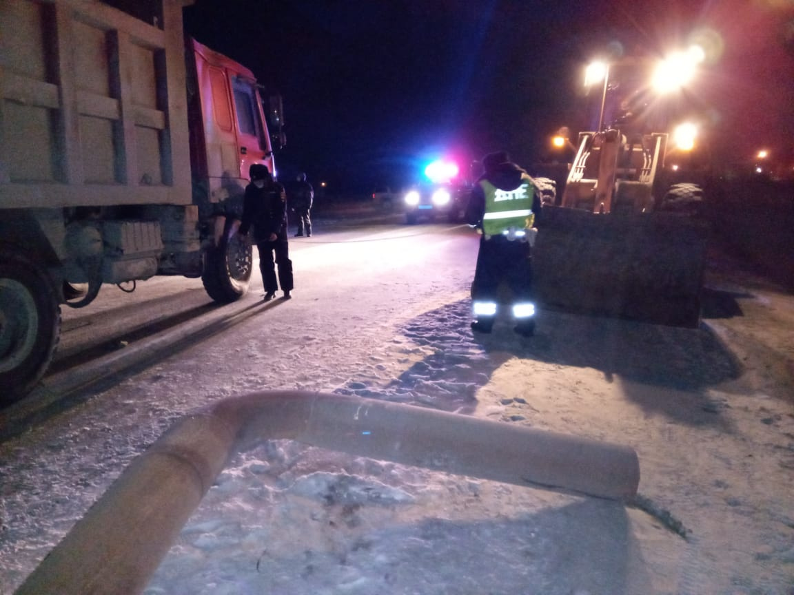 От удара трубу разорвало надвое От удара трубу разорвало надвое