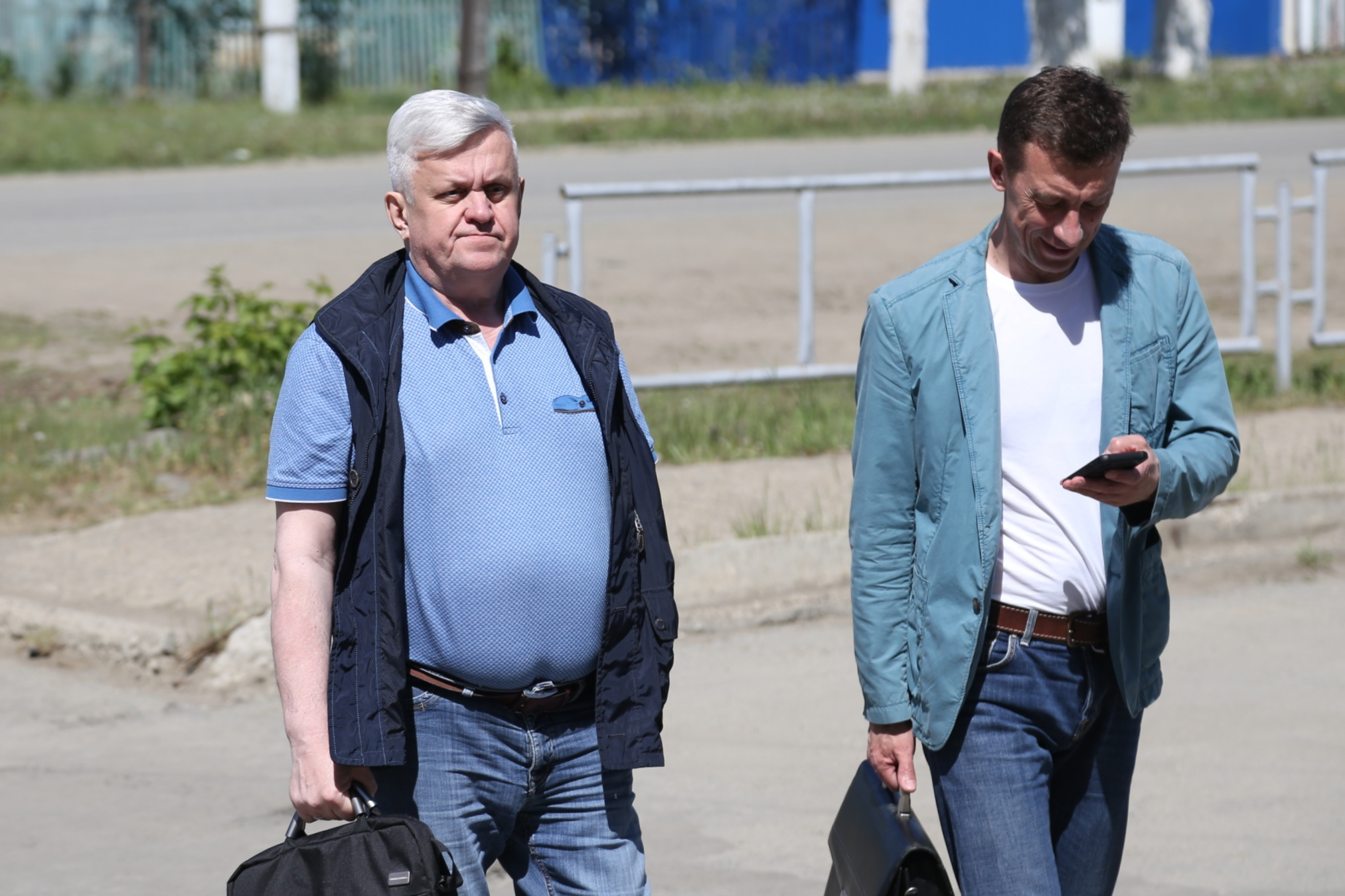 Андрей Косилов (слева) и его адвокат Николай Шиманович передали потерпевшей стороне проект мирового соглашения