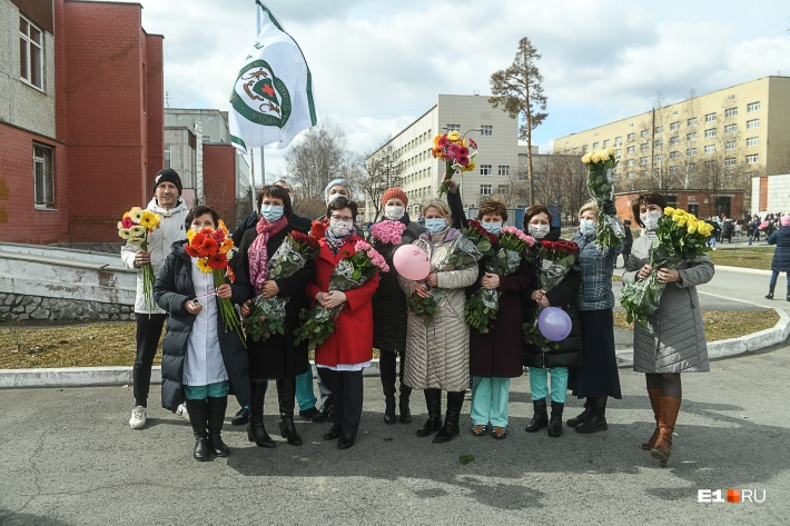 В больницу привезли тысячи роз и гербер В больницу привезли тысячи роз и гербер