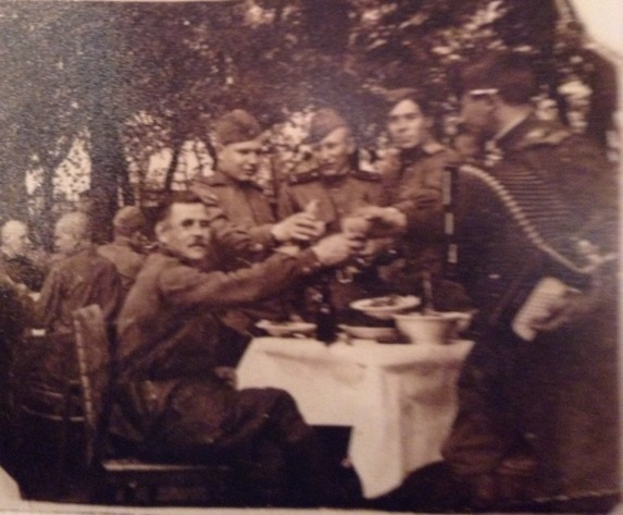 Василий Рыжков с сослуживцами празднуют Победу. 9 мая 1945 года