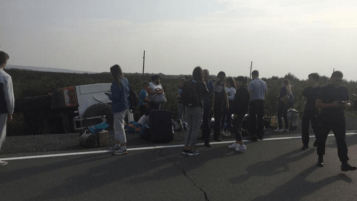 Грузовик с 18 пассажирами перевернулся на трассе по пути из аэропорта Норильска