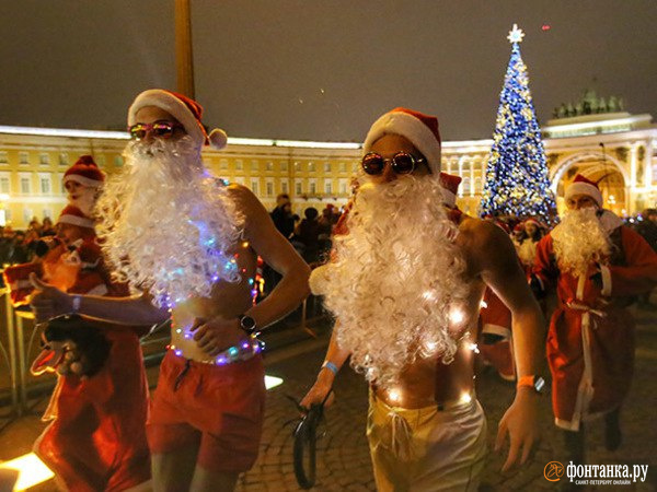В тот же день Деды Морозы пробежались по центру Петербурга<br><br>автор фото Павел Каравашкин / «Фонтанка.ру»