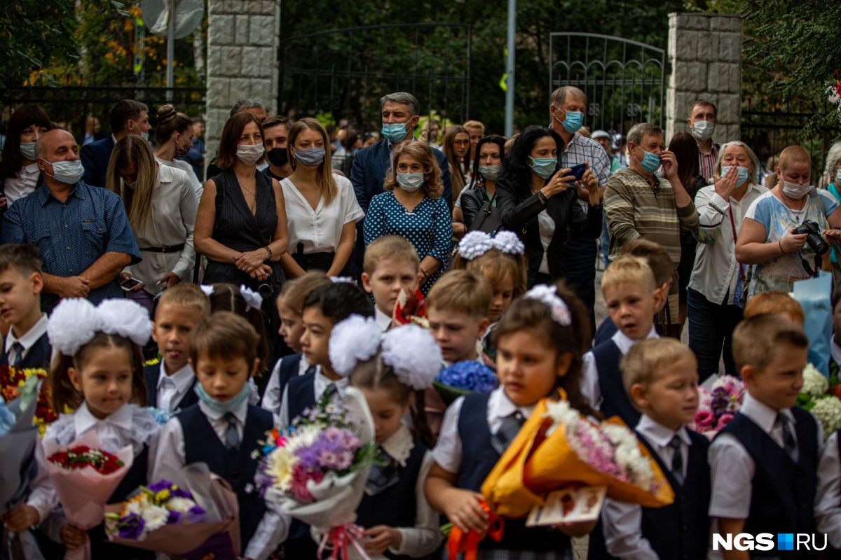 Такого Дня знаний точно не было: родители в масках на безопасном расстоянии от своих детей Такого Дня знаний точно не было: родители в масках на безопасном расстоянии от своих детей