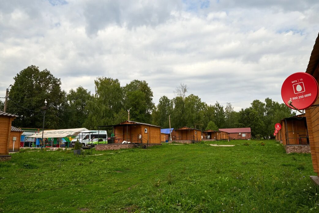 Домики стоят довольно близко друг к другу, стоимость каждого (маленькая кухня, туалет, две кровати) — 5 тысяч рублей в сутки